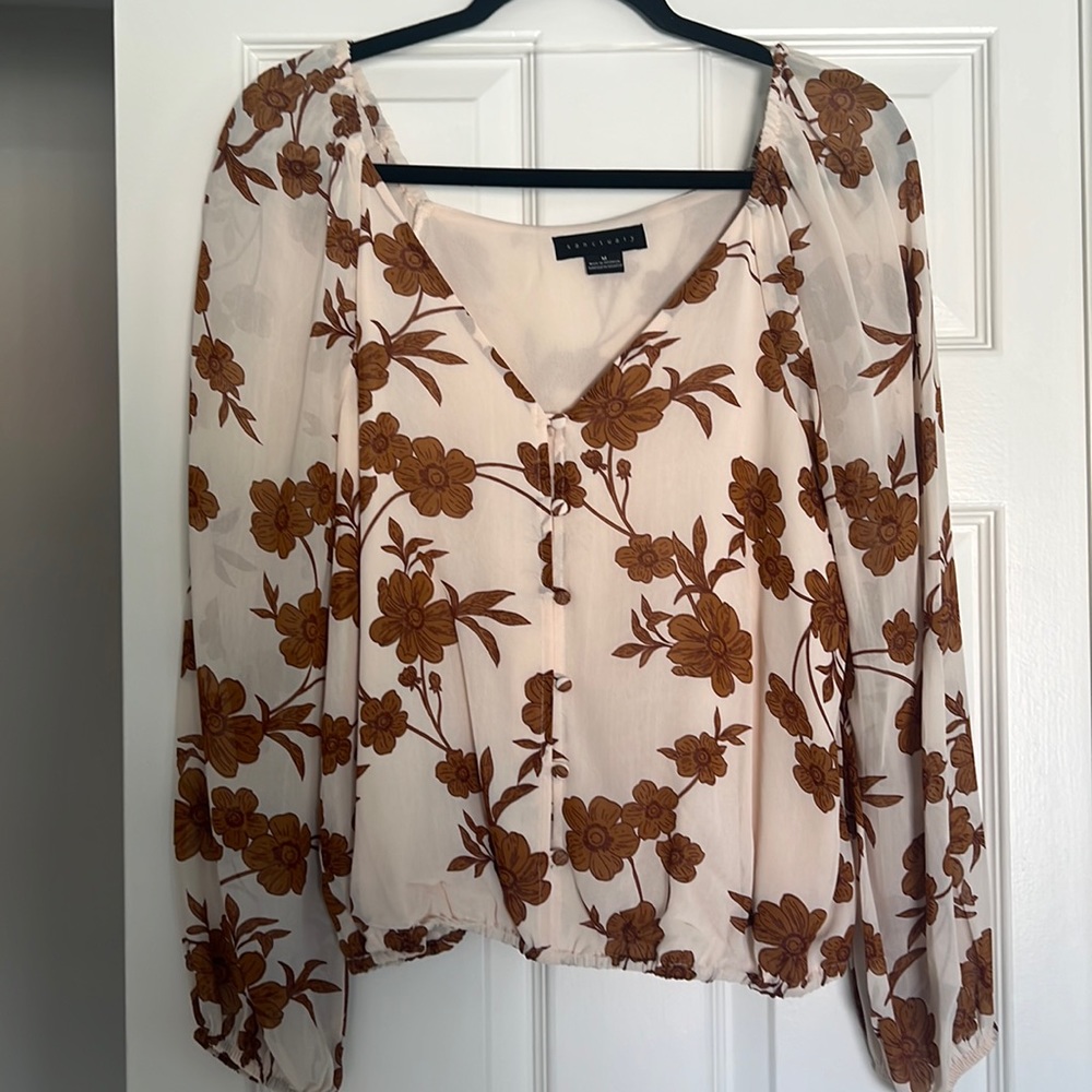 Brown floral top with lightly puff sleeve